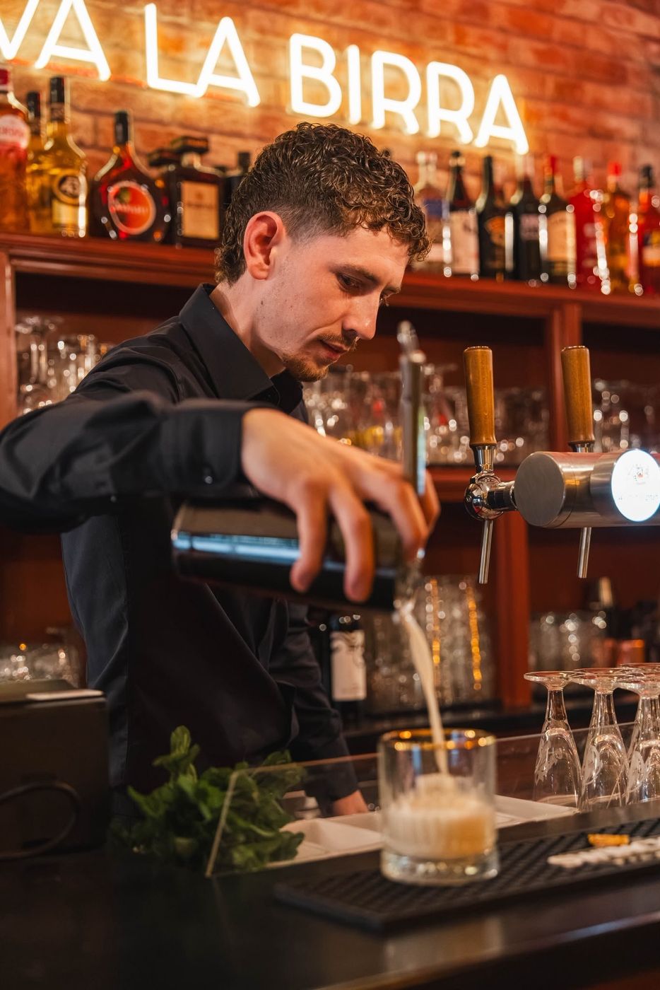 Cocktails onder het neonlicht