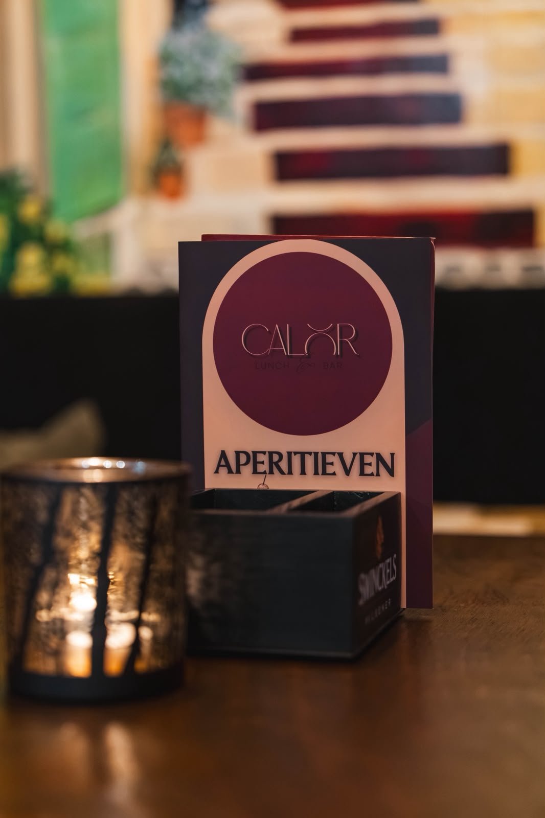 Sfeervol tafeltje met de aperitieven-kaart bij Calor