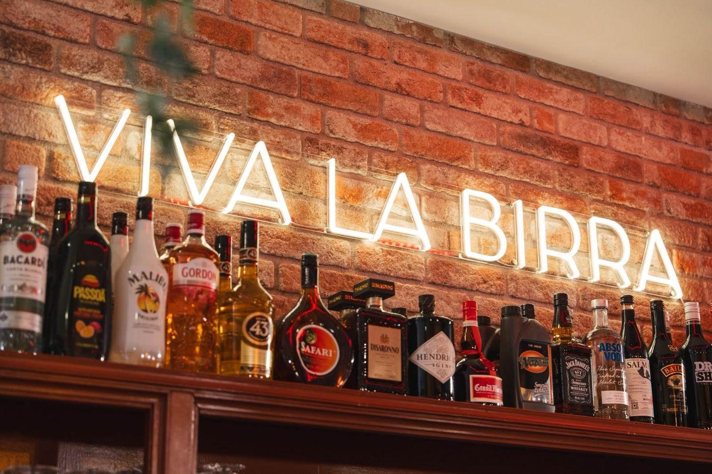 Neonbord Viva la Birra boven de bar